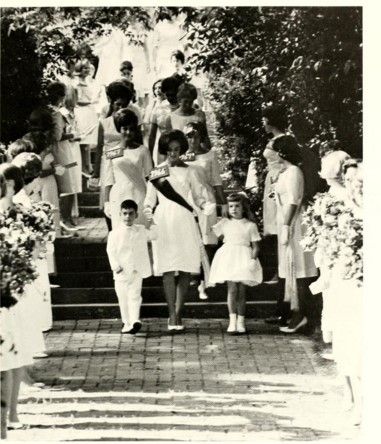 Daisy chain ceremony at UNCG