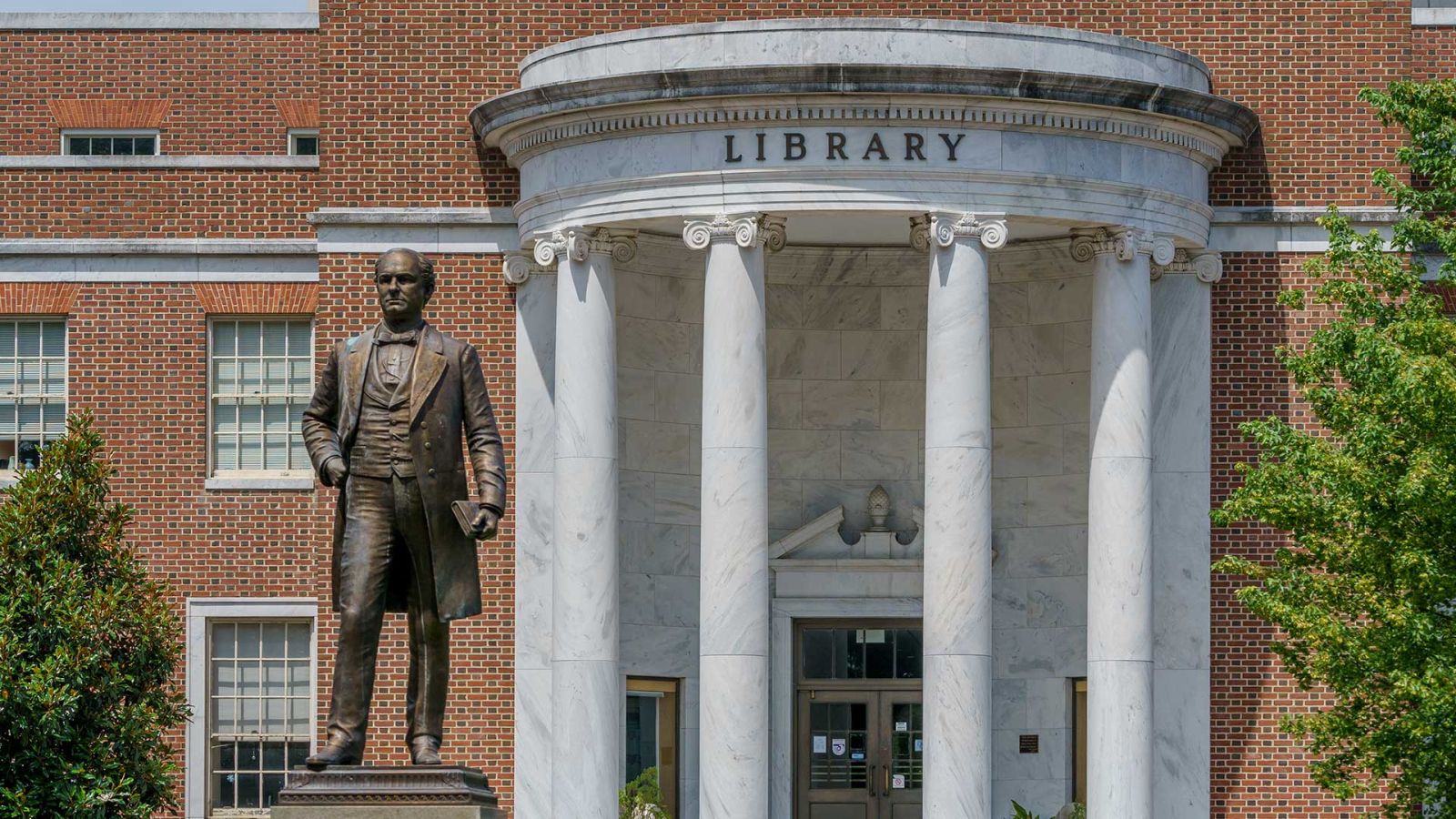 Image from the lawn showing the Jackson Library entrance.